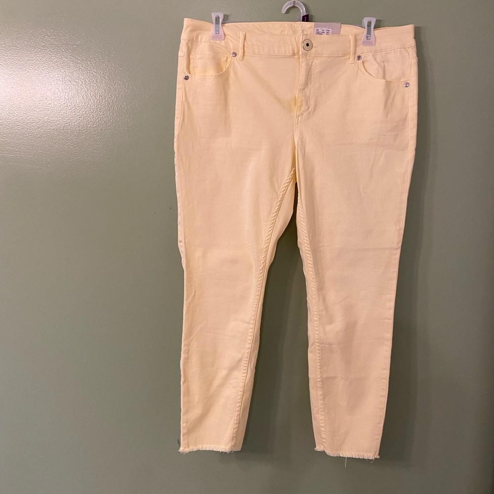 NWT Maurice’s yellow crop jeans size 18